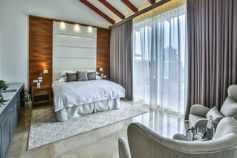 JUNIOR SUITE WITH PRIVATE POOL AND GARDEN VIEW